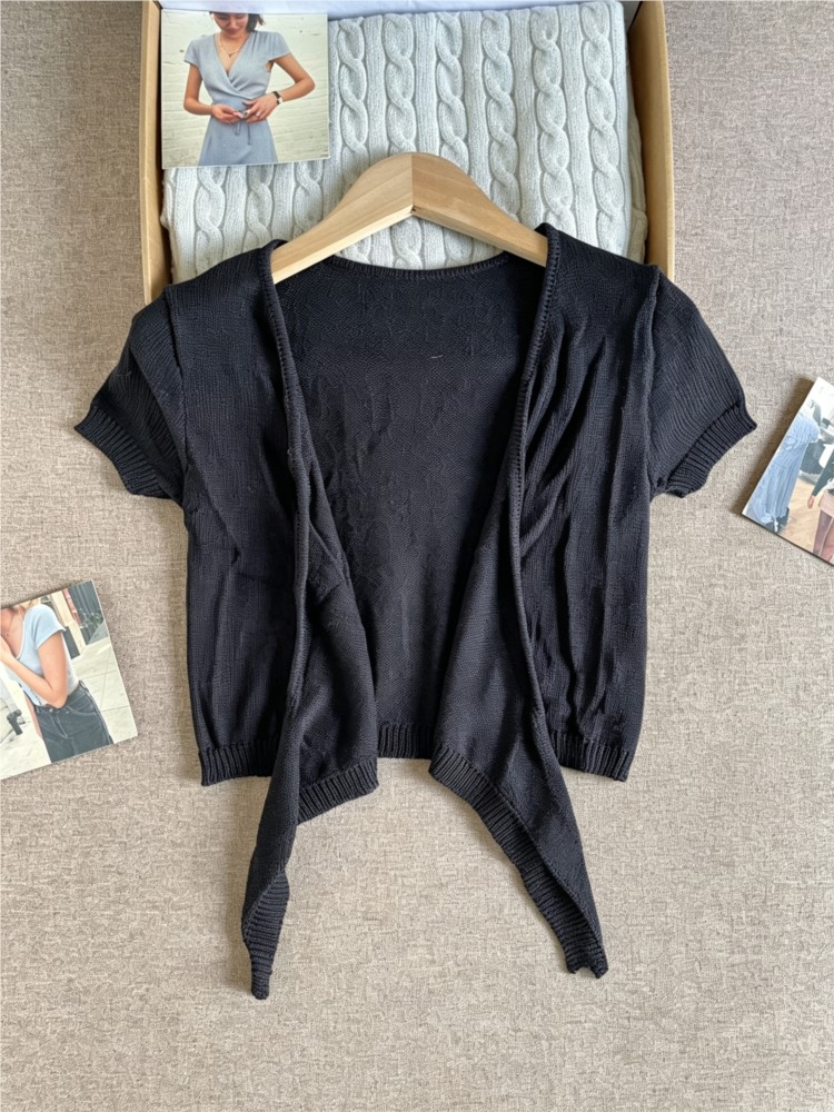 Black Cropped Lace-up Cardigan - đánh giá và giá Crop Cardigan Vintage